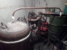 Пост о самогоне а показываете то что в магазинах продают ,,,,,
Вот как делаю я самогон.Материал из апельсинов,130 литров в аппарате,на выходе 30 литров 50 градусная ракия,так называетсья по болгарски.Запах,вкус очень харошии....