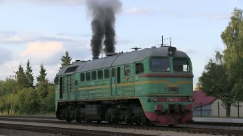 вот - тепловоз М62, а на фото троллейвоз МАЗ-525 ХТТУ 1954 г. (с 1959 г.   БелАЗ-525). Производился на Минском автомобильном заводе.