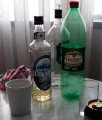Бразильская национальная народная тростниковая водка под названием "кашаса". Обычно на вкус  - яд ядом, но вот конкретно этот сорт ничего оказался.