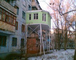 Ничего. Кому не нравится как архитектор сконструировал его дом, может сам подправить свою квартирку)))))))))))
Вот они, местные креативщики))