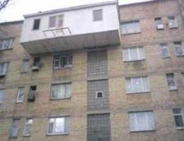 Ничего. Кому не нравится как архитектор сконструировал его дом, может сам подправить свою квартирку)))))))))))
Вот они, местные креативщики))