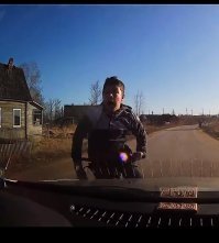 Раскадровочка.Малой конечно тут не виноват,просто не умеет читать дорожную обстановку,тут больше виноват водила,нужно было на перекрёстке снизить скорость,тем более впереди бус и велосипедист,но когда очень долго за рулём - глаз просто замыливается.Хорошо хоть не гнал.