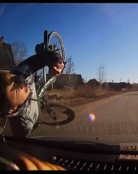 Раскадровочка.Малой конечно тут не виноват,просто не умеет читать дорожную обстановку,тут больше виноват водила,нужно было на перекрёстке снизить скорость,тем более впереди бус и велосипедист,но когда очень долго за рулём - глаз просто замыливается.Хорошо хоть не гнал.