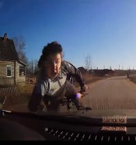 Раскадровочка.Малой конечно тут не виноват,просто не умеет читать дорожную обстановку,тут больше виноват водила,нужно было на перекрёстке снизить скорость,тем более впереди бус и велосипедист,но когда очень долго за рулём - глаз просто замыливается.Хорошо хоть не гнал.