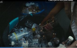 Если бы пил с ними- точно бы репортажа не было.. Там даже якобы воду в бутылках брать нельзя.. Только в проверенных магазинах. В "Миллионере из трущоб" эпизод есть,где это обыгрывается. 
Еда в принципе то же самое... Всё к чему они коснулись может выдержать только они сами... 
С 1:48 где то смотреть.

Дочь съездила в прошлом году.. Я ей рассказал о тамошней грязи.. От неё "Что вы меня пугаете ! Все ездили ! Всё хорошо!
Первый день пребывания.. по ватсапу писк "Нииикооому не буду советовать в Индию,никому!Туда только на природу ехать..