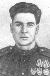 Герой Советского Союза Ляхов Яков Яковлевич (1. 11. 1922 - 17. 9. 1944). 152 вылета на штурмовку. В последнем бою был подбит и направил свой ИЛ-2 на скопление вражеской техники.
Это был мой первый герой Советского Союза. Я жил в поселке, где он родился, ходил по улице носящей его имя, учился в его школе. Как и все с детства знал, что в этом вот доме жил летчик-герой. На уроке труда я выжигал на фанерке его самолет, а 9-го мая стоял у обелиска в почетном карауле. Мы воспитывались родственниками, учителями, соседями повоевавшими, поработавшими на Победу, воспитывались правильными патриотами.
Вечная память и слава нашим людям, отдавшим жизни за нас.
Доккак всегда монументально и качественно. Спасибо.
