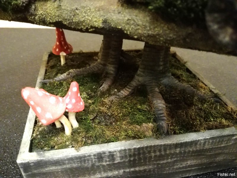 А вот моя "коробочка для подарка", т.е. копилка, для друзей. Делал 5 дней