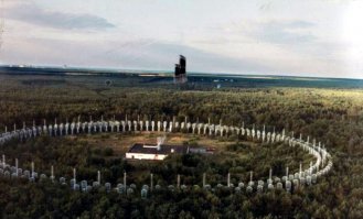 Неправда . "Выжигатель"  не имеет с Дугой ничего общего (В Сталкере "Радуга" , он же излучатель Кайманова ) . Аналог реального комплекса Дуга находится в виде уменьшеной копии в Лиманске и второй части ЗГРЛС - ВНЗ "Круг" на Затоне . Выжигатель как таковой - вообще выдуманный комплекс антенн и рельного прототипа не имеет .