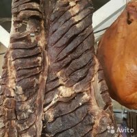 Части без разницы хоть мякоть любая часть, хоть ребра. Размер не имеет значения, если есть в чем засолить и куда подвесить то можно хоть пол тушки целиком. А так размер бери какой удобно посолить и подвесить куда нибудь. Если ребра, то толщину оставь как есть, просто сделай неглубокие надрезы что бы просолилось. Мякоть тоже сам размер куска не имеет значение, но нарежь толщиной см 3-5 примерно. Просто так оно и просолится и потом при готовке удобно нарезать и готовить. ФОто не мои, из сети, но видно примерно какие надрезы делать
