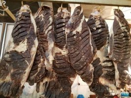 Части без разницы хоть мякоть любая часть, хоть ребра. Размер не имеет значения, если есть в чем засолить и куда подвесить то можно хоть пол тушки целиком. А так размер бери какой удобно посолить и подвесить куда нибудь. Если ребра, то толщину оставь как есть, просто сделай неглубокие надрезы что бы просолилось. Мякоть тоже сам размер куска не имеет значение, но нарежь толщиной см 3-5 примерно. Просто так оно и просолится и потом при готовке удобно нарезать и готовить. ФОто не мои, из сети, но видно примерно какие надрезы делать