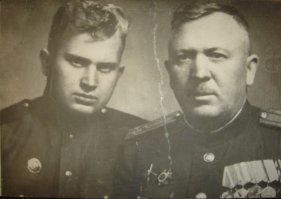 Есть у нас в семье легенда, связанная с ИЛ-2. Отец, 1926 года рождения, был призван весной 1944. Попал в летную школу г. Молотов (Пермь). После был зачислен в штурмовую авиадивизию, получил потрепанный ИЛ-2 в одноместном варианте, на котором успел сделать 7 успешных боевых вылетов. В восьмом вылете стал скисать мотор. Командир приказал возвращаться, но перед этим надо было слить горючее и разгрузиться от боезапаса, иначе не сесть, самолет слишком тяжелый. Отец стал искать подходящее место и заметил на лесном полустанке странный эшелон из двух мощных паровозов и всего четырех вагонов. Эшелон явно фрицевский, наших войск в том районе не было. В вагоны грузят ящики, явно драпают и что-то ценное вывозят. На самолете в контейнерах полтонны мелких осколочных ОАБ-5, противопехотные, особого вреда не нанесут, но попытаться надо. Разгрузился в два захода, добавил из пушек, паровозы повредил, пара много. Тут мотор сдох окончательно, пришлось планировать на вынужденную. При посадке получил травму позвоночника, спасли партизаны Тодора Живкова. Они же захватили эшелон, в котором, как потом выяснилось, немцы вывозили часть архивов профашистского правительства Болгарии. В госпитале отец получил болгарскую медаль "Отечественна война". Из-за травмы на боевых самолетах отец больше не летал, некоторое время летал на трофейном Ю-52, а потом на санитарном С-4. На фото мои отец и дед на зачислении отца в летную школу в марте 1944.