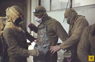 Три человека, спасшие миллионы

Лишь через пять дней после взрыва, 1 мая 1986 года, советские власти в Чернобыле сделали страшное открытие: активная зона взорвавшегося реактора все еще плавилась. В ядре содержалось 185 тонн ядерного топлива, а ядерная реакция продолжалась с ужасающей скоростью.
Под этими 185 тоннами расплавленного ядерного материала находился резервуар с пятью миллионами галлонов воды. Вода использовалась на электростанции в качестве теплоносителя, и единственным, что отделяло ядро плавящегося реактора от воды, была толстая бетонная плита. Плавившаяся активная зона медленно прожигала эту плиту, спускаясь к воде в тлеющем потоке расплавленного радиоактивного металла.
Если бы это раскаленное добела, плавящееся ядро реактора коснулось воды, оно бы вызвало массивный, загрязненный радиацией паровой взрыв. Результатом могло бы стать радиоактивное заражение большей части Европы. По числу погибших первый чернобыльский взрыв выглядел бы незначительным происшествием.

Так, журналист Стивен Макгинти (Stephen McGinty) писал:  Это повлекло бы за собой ядерный взрыв, который, по расчетам советских физиков, вызвал бы испарение топлива в трех других реакторах, сравнял с землей 200 квадратных километров [77 квадратных миль], уничтожил Киев, загрязнил систему водоснабжения, используемую 30 миллионами жителей, и на более чем столетие сделал северную Украину непригодной для жизни  (The Scotsman от 16 марта 2011 года).

Школа российских и азиатских исследований в 2009 году привела еще более мрачную оценку: если бы плавящаяся сердцевина реактора достигла воды, последовавший за тем взрыв  уничтожил бы половину Европы и сделал Европу, Украину и часть России необитаемыми на протяжении приблизительно 500 тысяч лет .

Работавшие на месте эксперты увидели, что плавившееся ядро пожирало ту самую бетонную плиту, прожигало ее   с каждой минутой приближаясь к воде.

Инженеры немедленно разработали план по предотвращению возможных взрывов оставшихся реакторов. Было решено, что через затопленные камеры четвертого реактора в аквалангах отправятся три человека. Когда они достигнут теплоносителя, то найдут пару запорных клапанов и откроют их, так чтобы оттуда полностью вытекла вода, пока с ней не соприкоснулась активная зона реактора.

Для миллионов жителей СССР и европейцев, которых ждала неминуемая гибель, болезни и другой урон ввиду надвигавшегося взрыва, это был превосходный план.

Чего нельзя было сказать о самих водолазах. Не было тогда худшего места на планете, чем резервуар с водой под медленно плавившимся четвертым реактором. Все прекрасно понимали, что любой, кто попадет в это радиоактивное варево, сможет прожить достаточно, чтобы завершить свою работу, но, пожалуй, не более.

Советские власти разъяснили обстоятельства надвигавшегося второго взрыва, план по его предотвращению и последствия: по сути это была неминуемая смерть от радиационного отравления. Вызвались три человека...

Трое мужчин добровольно предложили свою помощь, зная, что это, вероятно, будет последнее, что они сделают в своей жизни. Это были старший инженер, инженер среднего звена и начальник смены. Задача начальника смены состояла в том, чтобы держать подводную лампу, так чтобы инженеры могли идентифицировать клапаны, которые требовалось открыть.

На следующий день чернобыльская тройка надела снаряжение и погрузилась в смертоносный бассейн.

В бассейне царила кромешная тьма, и свет водонепроницаемого фонаря у начальника смены, как сообщается, был тусклым и периодически гас.
Продвигались в мутной темноте, поиск не приносил результатов. Ныряльщики стремились завершить радиоактивное плавание как можно скорее: в каждую минуту погружения изотопы свободно разрушали их тела. Но они до сих пор не обнаружили сливные клапаны. И потому продолжали поиски, даже несмотря на то что свет мог в любой момент погаснуть, а над ними могла сомкнуться тьма.

Фонарь действительно перегорел, но произошло это уже после того, как его луч выцепил из мрака трубу. Инженеры заметили ее. Они знали, что труба ведет к тем самым задвижкам.

Водолазы в темноте подплыли к тому месту, где увидели трубу. Они схватились за нее и стали подниматься, перехватывая руками. Света не было. Не было никакой защиты от радиоактивной, губительной для человеческого организма ионизации. Но там, во мраке, были две задвижки, которые могли спасти миллионы людей.

Водолазы открыли их, и вода хлынула наружу. Бассейн начал быстро пустеть.

Когда трое мужчин вернулись на поверхность, их дело было сделано. Сотрудники АЭС и солдаты встретили их как героев, таковыми они и были на самом деле. Говорят, что люди буквально прыгали от радости.
В течение следующего дня все пять миллионов галлонов радиоактивной воды вытекли из-под четвертого реактора. К тому времени как расположенное над бассейном плавившееся ядро проделало себе путь к резервуару, воды в нем уже не было. Второго взрыва удалось избежать.
Результаты анализов, проведенных после этого погружения, сходились в одном: если бы тройка не погрузилась в бассейн и не осушила его, от парового взрыва, который изменил бы ход истории, погибли бы миллионы людей.

В течение последующих дней у троих стали проявляться неизбежные и безошибочные симптомы: лучевая болезнь. По прошествии нескольких недель все трое скончались.

Мужчин похоронили в свинцовых гробах с запаянными крышками. Даже лишенные жизни, их тела насквозь были пропитаны радиоактивным излучением.

Многие герои шли на подвиги ради других, имея лишь небольшой шанс выжить. Но эти трое мужчин знали, что у них не было никакого шанса. Они вглядывались в глубины, где их ждала верная смерть. И погрузились в них.
Их звали Алексей Ананенко, Валерий Беспалов и Борис Баранов.
Три человека, спасшие миллионы.