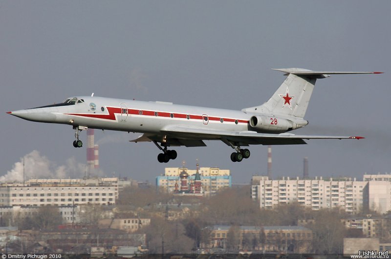 Очень интересный экземпляр на фоне.
Ту-134УБЛ
