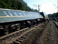 Да нормально! Поезд чуть накреняется и дальше по инерции! :)