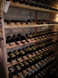 Все перечисленные напитки, издревле, это дистиляты. А у тебя, судя по снимку, получается ректификат. Процесс ректификации даёт очень чистый продукт, с минимальным процентом сивушных масел, но недостатком его является как раз, уничтожение привкуса и ароматов присущих, продукту перегонки. И про подорожник - ерунда полная. Чтоб не показаться теоретиком, вот мой погребок: