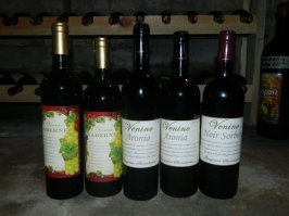 Все перечисленные напитки, издревле, это дистиляты. А у тебя, судя по снимку, получается ректификат. Процесс ректификации даёт очень чистый продукт, с минимальным процентом сивушных масел, но недостатком его является как раз, уничтожение привкуса и ароматов присущих, продукту перегонки. И про подорожник - ерунда полная. Чтоб не показаться теоретиком, вот мой погребок: