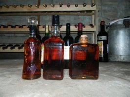 Все перечисленные напитки, издревле, это дистиляты. А у тебя, судя по снимку, получается ректификат. Процесс ректификации даёт очень чистый продукт, с минимальным процентом сивушных масел, но недостатком его является как раз, уничтожение привкуса и ароматов присущих, продукту перегонки. И про подорожник - ерунда полная. Чтоб не показаться теоретиком, вот мой погребок: