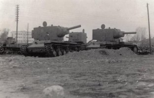 Много потерь было небоевых. В самом начале войны немцы на перегоне Лида-Гродно перехватили состав, перевозивший в том числе и КВ-2. Их сначала просто сдернули с платформ в Лиде и они кучковались возле рамп станции, а потом оттащили на ул.Коммунистическую где они пробыли еще какое-то неустановленное время.
Вот это самое обидное, когда такая мощь пропала просто бессмысленно. Пара фотографий лидских КВ-2: