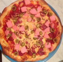 У меня дочка любит побаловать нас домашним шедевром, и делает все самостоятельно, и  тесто в том числе (когда была маленькой - под  моим присмотром))) 
Это же домашняя пицца и мы не в пиццерии, тем более сделано все с любовью и заботой, поэтому никому и в голову не приходит сравнивать ее с итальянской, хотя у нас есть любимая пиццерия, где мы иногда заказываем для себя разные пиццы, там очень вкусно их готовят))