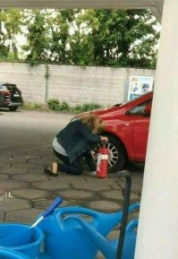 В баллоне может находиться не природный газ, а сжатый воздух. Сам неоднократно использовал подобный баллон как ресивер для воздуха, чтобы подкачать колесо или накачать его с нуля, когда покрышка свалилась с хампов диска - в этом случае обойтись обычным автомобильным компрессором не получится, не хватит его производительности. Однако, если предварительно закачать его тем же автомобильным компрессором в ресивер (в виде газового баллона или огнетушителя), с его помощью можно одеть покрышку на хампы.