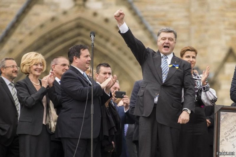 Вопрос к пАрАшенко и К  :
Почему , вот почему президент страны!(великой, могучей и непобедимой, как они себя называют) ВСЕГДА и ВЕЗДЕ в МЯТОМ ПИДЖАКЕ?!    Вот как он это делает? Спит что ли в нём? По работе частенько ношу "пинджаки с карманами", но очень сложно его помять, это блин прямо постараться надо...  А тут ПРЕЗИДЕНТ и везде в мятом... 
Его "имиджмейкер" тоже бухает вместе с ним?  И он ему в карманы пиджака фляжки подсовывает? :)
 Да только за это его под"сраку" вон, что б свою страну не позорил..