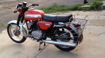 я любил только Явы, за красоту и надежность, была старушка, я ей сделал капиталку, поменял буквально все - летела как ласточка, проехал 17т. украли ее. Потом пригнал с Ростова 634. заводил рукой с пол толчка, никогда не было проблем с явами, только раз отказал правый цилиндр, - причину быстро нашел - был забит глушитель жижей от масла.  Продал ее через 3 года с пробегом 33333 (посмотрел на пробег при передаче ключей новому владельцу) и купил себе  пятилетний 2106.  но больше нраваится эта хонда