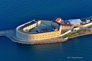 Севастополь, драконий мостик. На заднем плане - Константиновская батарея.