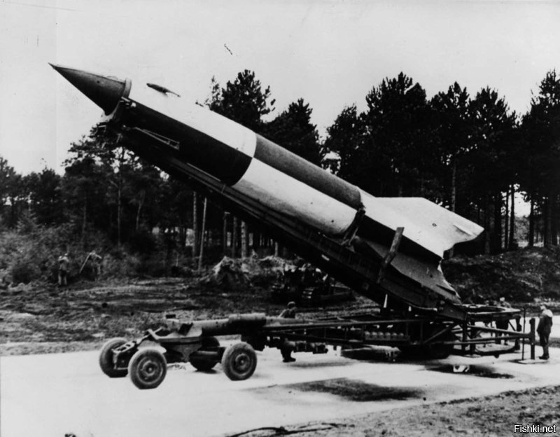 Фау-1 - самолёт-снаряд (крылатая ракета), Фау-2 - баллистическая ракета.