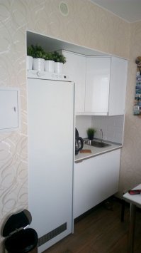 Я же говорю: мозг надо включать. Всё подгоняется подбором комбинации из шкафов разной ширины, проставками между стеной и крайним шкафом и распилом столешницы.
Вот, к примеру, моя кухня дома, собирал сам: