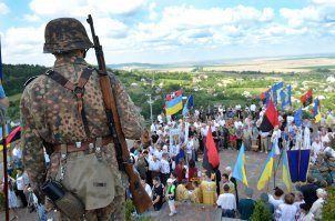 Ну вам там на Украине виднее. 
Слушайте, а знаете что большинство россиян не знают как зовут генпрокурора Украины (и там вообще ген.прокурор или бургомистр, там или еще какой нибудь штурмбанфюрер), и кто там премьер министр....

А вот украинцы - все как один знакомы с российскими политическими реалиями. А почему? Тоскуют по нормальной стране?
Заколебали клоуны которые правят украиной?