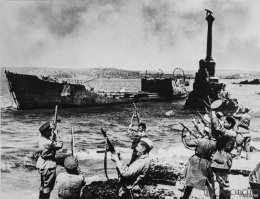 Крым наш! В освобожденном Севастополе 9 мая 1944 г. Халдей Е.А..