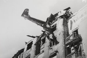 Приземлился.Будапешт.1945. Халдей Е.А.