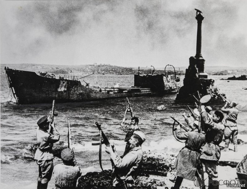 Крым наш! В освобожденном Севастополе 9 мая 1944 г. Халдей Е.А..