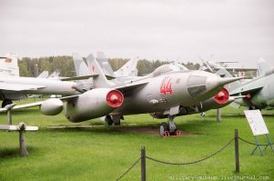 Это Як-28Б. Гондолы для двигателей ТРДФ Р11АФ-300 больше чем гондолы для АМ-5 устанавливавшихся на Як-25. Справа на фюзеляже ясно видна пушка ГШ-23. У Як-28Р из вооружения был лишь штатный ПМ пилота, за что самолет прозвали "Голубь мира".
