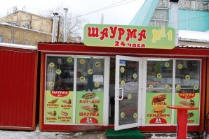 Снаружи магазина стоят круглосуточные торговые автоматы с сэндвичами и мясными закусками - для тех, кто вдруг почувствовал неодолимый голод после закрытия магазина. 

Да ёптить,нашли чем удивить,у нас такие на каждом углу ;)