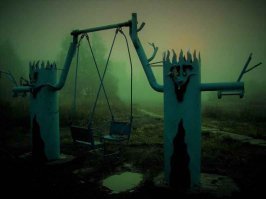 Напомнило Lineage II,там на Церемониальном алтере,что под Глудио ,тоже такие деревья есть.Да и погодка та же ;-)