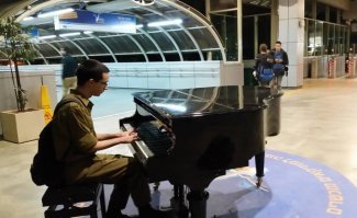 Стоит на вокзале вполне рабочее. Помогает скрасить ожидание поезда
