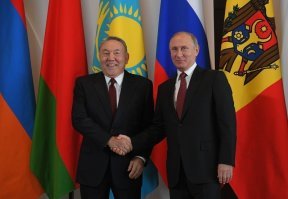 Найдите в лице Назырбаева разницу