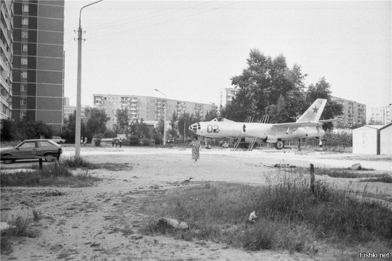 У нас такой во дворе в Свердловске-Екатеринбурге на ул.Бебеля стоял, любимое место патцанам полазить было. Закрыли после того как там несколько пацанят покалечилось сильно.
В хвосте место стрелка с пуленепробиваемыми стеклами, Стекла неделю не прожили))) высадили на раз )))) Самое разрушитьельное оружие - это 10-летний патцан:)