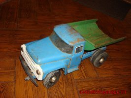 А у меня такой был.
Сам не помню уже, года 4 было но отец рассказывал как я упорно его таскал за собой потом обливаясь. 
Цельнометаллический и собака тяжелый