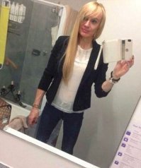 мне одному кажется, что это не женщина, и не всё на своём месте?