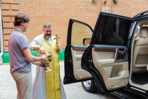 я думала...только у нас такой идиотизм...
 поп и колбаса...