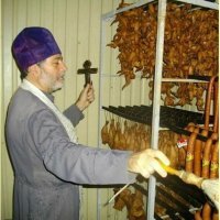 я думала...только у нас такой идиотизм...
 поп и колбаса...