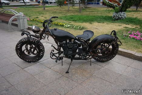 Памятник мотоциклу в Тюмени, Россия