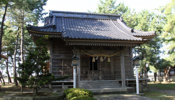 Они синтоисты.

Душа - это суть.

Душа может просто растворится в мире. Переселится скажем в дерево или присутствовать рядом  в  доме, питаемая  памятью тех кто их любил.
А сильные  души, типа  глав  родов создавших скажем корпорацию семейную или типа  того  могут  своим потомкам типа  не слабо помогать и вообще  являются вполне себе  богами.

Было у вас во дворе особо могучее  дерево ?  Оно помогло  вашему отцу  признаться в  любви  вашей матери.  Оно приняло  на  себя  молнию  которая могла бы  сжечь ваш дом, оно  давало тень вам и вашим  родителям каждое  лето. Значит ставим столбики, повязываем канат и  молимся  духу  дерева.  Вот вам и  храм.
Ваш  дед  был  бомжом  без рода и племени ?  Но  сколотил состояние, построил  дом  и  обзавёлся  3  жёнами,  100500 правнуками ? Причём  бизнес  вашего  деда цветёт и кормит всю   прорву ваших родственников ? Значит вы  ходите  в  храм  вашего деда, семейный, где  статуэтку  будды  или  типа  того отродясь не было,  зато  лежит  заточка  вашего  деда, его  носки ( в  углу, накрытые  банками чтоб нее пахло)  висит портрет деда и  не один. И  .. . ТАДАМ !!! Вы  ему  исправно молитесь.  Не будде или типа того. Деду, горшку с его  пеплом. И  ваши дети ходят исправно ему молится , и  их дети будут пока   ваш бизнес  процветает   и  семья  единое  целое.
 Ваш дед  - БОГ .
 Официальный. 
Уважаемый  другими  религиями.
 И  за его оскорбление можно  огрести  вполне по  закону. Если  доживёте конечно.
И  храмы ему могут стоять , скажем , позади высотки вашей  компании в  Токио,  и  ещё десятке  городов  по всей Японии  да и парочка в  штатах. Нужно же место чтобы помолится в  командировке ?
 И ваш  дед  с точки  зрения  синтоистов  вполне уважаемое божество , пусть  и не столь  могучие как Христос или Аллах .

Так  что душа в  роботе, или скажем камне,  это  нормально. Об камень вы  2  раза сломали  ногу и  там  живёт злой  дух, а собаку (  механическую, электронную или  живую) вы  любили и её  душа  достойна  успокоения.

Вполне разумная  религия.
Даже слишком. 
Места  для безумных бабулек в  ней маловато.
Да и  слишком логичная.