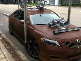 Я сначала подумал, что он  между двух труб припарковался...