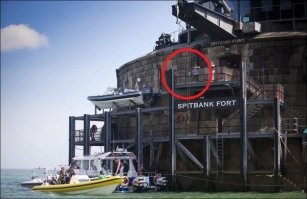 да это же форд боярд,после ремонта.вон и Паспарту на лесенке стоит