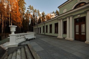 Валдай. Дача Сталина. Строили для него, но он на ней был один раз. Приехал. Узнал, что с дачи ведет всего одна дорога тут же уехал и больше там не появлялся. Дача осталась правительственной. Там умер Жданов. Сейчас гостиница. Правда элитная и не дешевая.