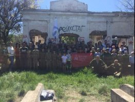 В Евпатории тоже накануне Рейхстаг взяли. Съездите, пожмите мужественные руки героям-победителям.