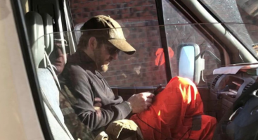 Ну, скорее всего, да.
Вот фото сделанное случайным прохожим ранее. Тогда этот человек не был идентифицирован как Джейми Хьюлетт. Но теперь сходство очевидно.